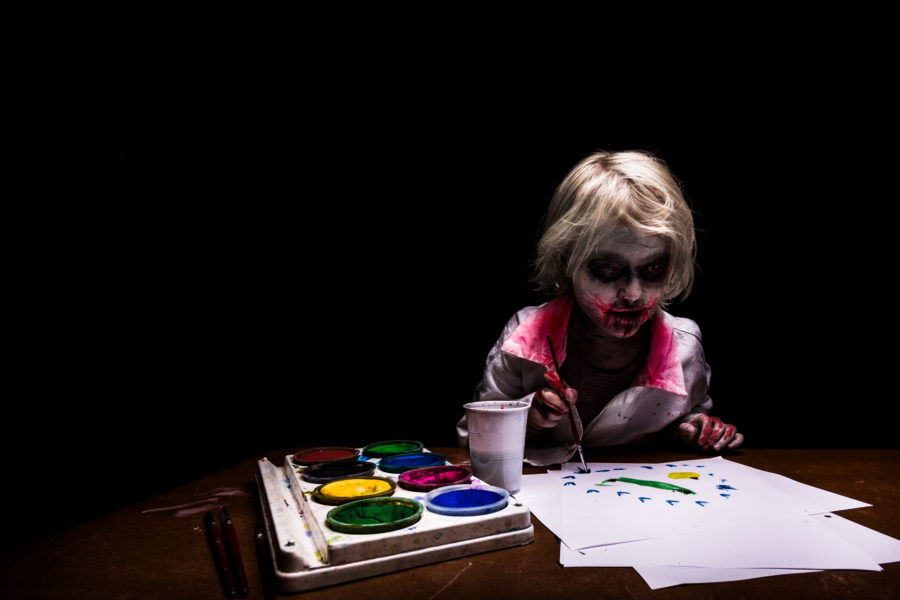 Barnzombie som målar med vattenfärg
