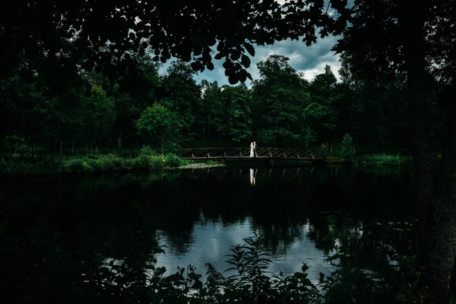 Bröllopsfoto taget i högbo bruk av fotograf Oscar Edwards