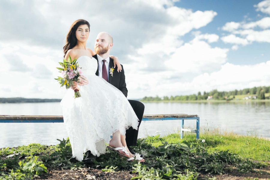 Bild på brudpar vid en sjö tagen av bröllopsfotograf Oscar Edwards