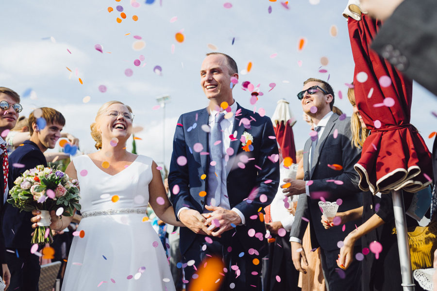 Bild på brudpar och konfetti av bröllopsfotograf Oscar Edwards