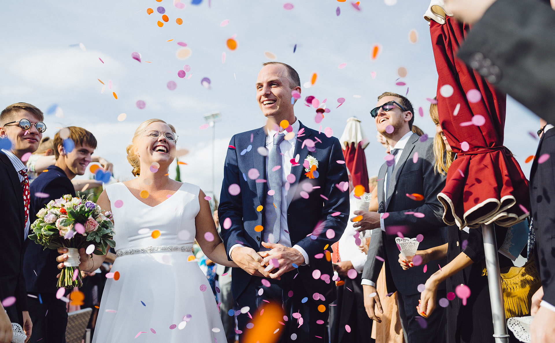 Bild på brudpar och konfetti av bröllopsfotograf Oscar Edwards